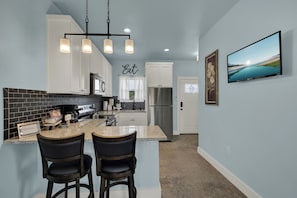 独立别墅, 1 张特大床, 热水浴缸, 花园景观 (1472 Live Oak -Unit 2-Marketing Only) | 私人厨房 | 冰箱、微波炉、烤箱、炉灶