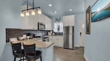 House, 1 King Bed, Hot Tub, Garden View (1472 W Live Oak #2) | Private kitchen