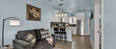 Ferienhaus, 1 King-Bett, Whirlpool, Gartenblick (1472 W Live Oak #2) | Wohnbereich