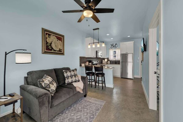 House, 1 King Bed, Hot Tub, Garden View (1472 W Live Oak #2) | Living area