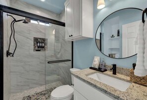 Casa, 1 cama King size, hidromasaje, vista al jardín (1472 W Live Oak #2) | Baño | Toallas