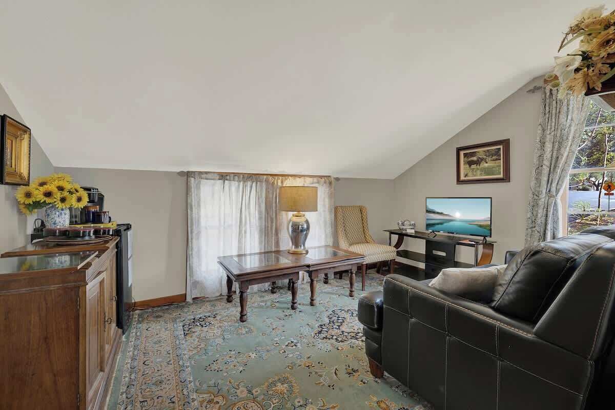 House, 1 Queen Bed, Patio, Garden View (415 W San Antonio- E) | Living area | Fireplace