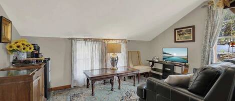 House, 1 Queen Bed, Patio, Garden View (415 W San Antonio- E) | Living area | Fireplace