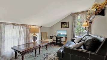 Maison, 1 grand lit, patio, vue sur le jardin (415 W San Antonio- E) | Aire de séjour | Foyer