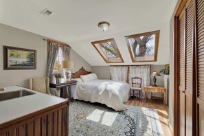House, 1 Queen Bed, Patio, Garden View (415 W San Antonio- E) | 1 bedroom, individually decorated, individually furnished, bed sheets - East Suite in Gillespie House -steps to Main Street! (Fredericksburg)