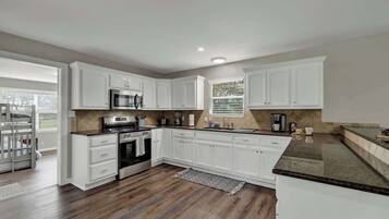 Casa, varias camas, bañera de hidromasaje (155 Moellering Combo) | Cocina privada | Cafetera o tetera