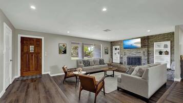 Casa, varias camas, bañera de hidromasaje (155 Moellering Combo) | Zona de estar