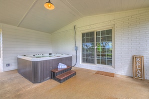 Casa, várias camas, banheira de imersão (155 Moellering Rd. Combo) | Hidromassagem interna