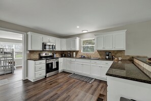 Casa, varias camas, hidromasaje (155 Moellering Rd. Combo) | Cocina privada | Cafetera y tetera