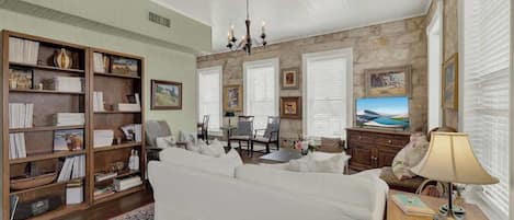 House, Multiple Beds, Patio, Garden View (101 N Orange #1) | Living area