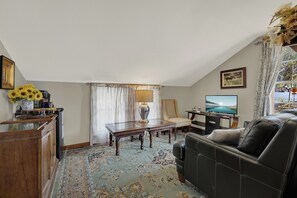 Maison, Plusieurs lits, baignoire à jets, vue sur le jardin (415 W. San Antonio - Combo) | Aire de séjour | Foyer