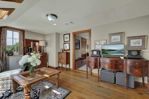 Maison, plusieurs lits, bain à remous, vue jardin (415 W San Antonio- C) | Coin séjour
