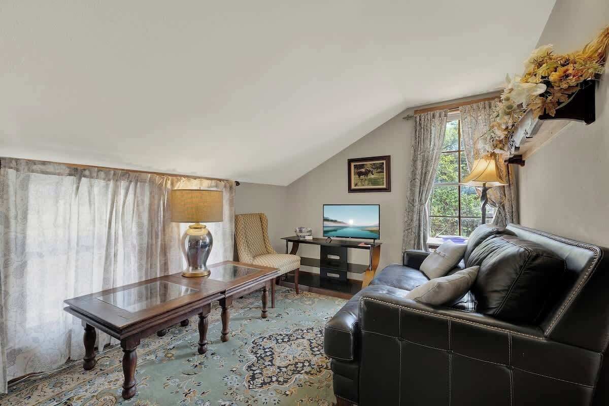 Rumah, Beberapa Tempat Tidur, hot tub, pemandangan kebun (415 W San Antonio- C) | Area keluarga | Perapian