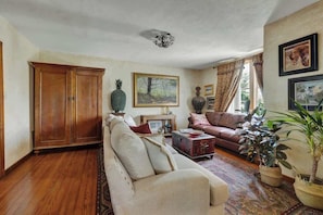 Casa, varias camas, bañera de hidromasaje, vistas al jardín (415 W San Antonio- C) | Zona de estar | Una chimenea