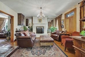 House, Multiple Beds, Hot Tub, Garden View (415 W San Antonio- C) | Living area