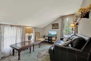 House, Multiple Beds, Hot Tub, Garden View (415 W San Antonio- C) | Living area