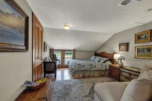 2 bedrooms, individually decorated, individually furnished, bed sheets