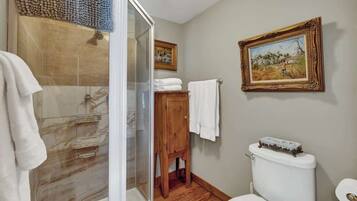 Casa, letti multipli, idromassaggio, vista giardino (415 W San Antonio- C) | Bagno | Asciugamani