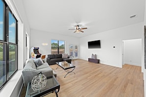 House, Multiple Beds, Hot Tub (337 Colt Valley) | Living area