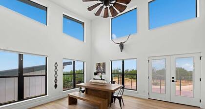 Hill Country Escape W/views Plus, Hot-tub and Pet Friendly!