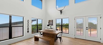 Hill Country Escape W/views Plus, Hot-tub and Pet Friendly!