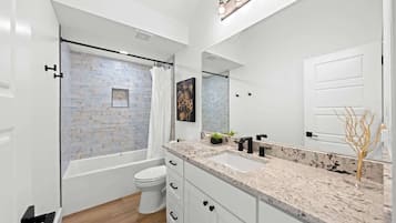 Talo, useita sänkyjä, poreamme (337 Colt Valley) | Kylpyhuone | Designer-hygieniatuotteet, pyyhkeet