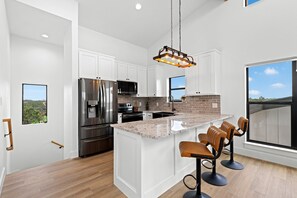 House, Multiple Beds, Hot Tub (337 Colt Valley) | Private kitchen | Fridge, microwave, oven, stovetop