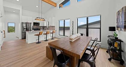 Hill Country Escape W/views Plus, Hot-tub and Pet Friendly!