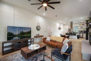 Casa, 2 llits de matrimoni, banyera d'hidromassatge (215 Coyote Ln) | Sala d'estar