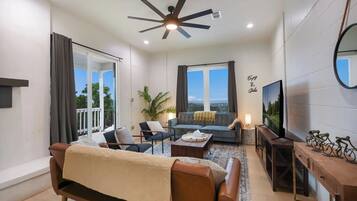 House, 2 Queen Beds, Hot Tub (215 Coyote Ln) | Living area | Fireplace
