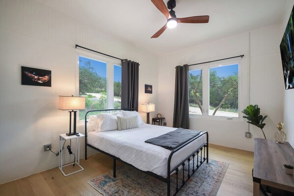 Casa, 2 llits de matrimoni, banyera d'hidromassatge (215 Coyote Ln)
