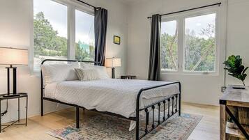 House, 2 Queen Beds, Hot Tub (215 Coyote Ln) | 2 bedrooms, individually decorated, individually furnished, bed sheets