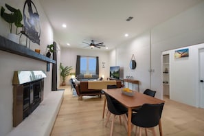 Maison, 2 grands lits, bain à remous (215 Coyote Ln) | Intérieur