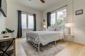 Maison, 2 grands lits, bain à remous (215 Coyote Ln) | 2 chambres, décoration personnalisée, ameublement personnalisé