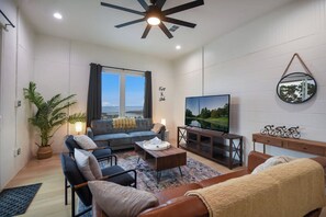 Nhà, 2 giường cỡ queen, bồn tắm nước nóng (215 Coyote Ln) | Khu phòng khách | Lò sưởi