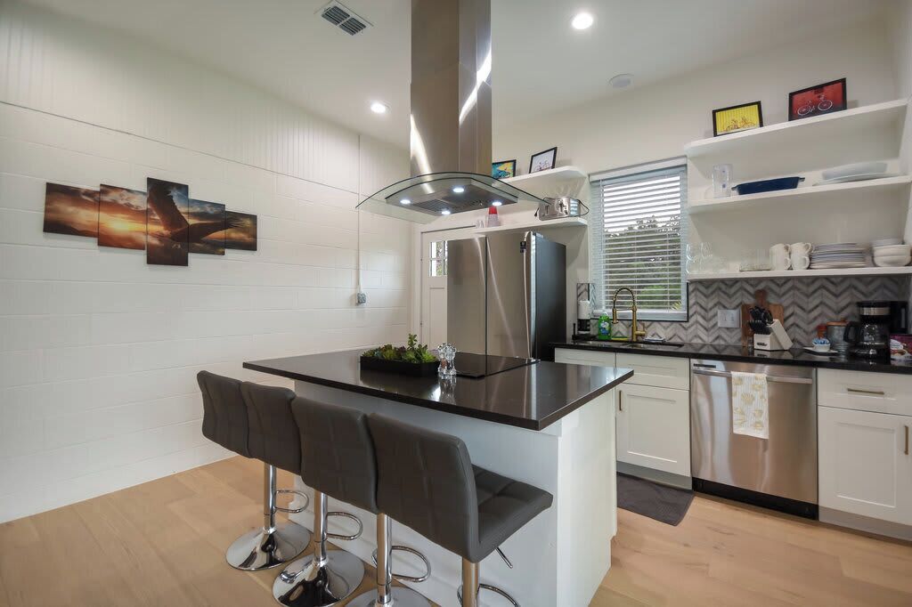 Casa, 2 camas Queen, banheira de imersão (215 Coyote Ln) | Cozinha privada | Cafeteira/chaleira