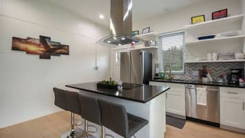 Casa, 2 camas Queen, banheira de imersão (215 Coyote Ln) | Cozinha privada | Cafeteira/chaleira