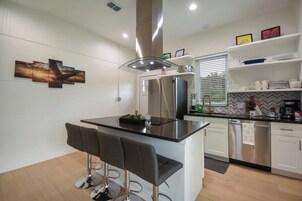 Casa, 2 camas de matrimonio, bañera de hidromasaje (215 Coyote Ln) | Cocina privada | Cafetera o tetera