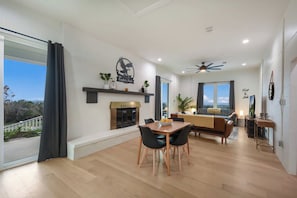 Casa, 2 camas Queen size, hidromasaje (215 Coyote Ln) | Área de sala de estar | Chimenea