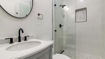 House, 2 Queen Beds, Hot Tub (215 Coyote Ln) | Bathroom | Towels