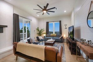 Maison, 2 grands lits, bain à remous (215 Coyote Ln) | Coin séjour | Cheminée