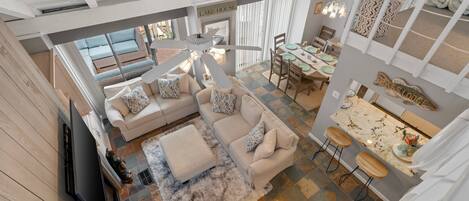 Apartment, Mehrere Betten, Poolzugang, Stadtblick (101 Cove West) | Wohnbereich | Kamin