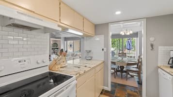 Apartment, Mehrere Betten, Poolzugang, Stadtblick (101 Cove West) | Eigene Küche | Wasserkocher mit Kaffee-/Teezubehör