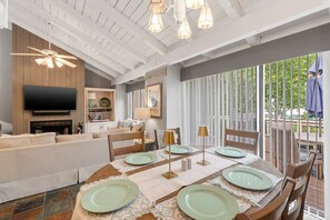 คอนโด, หลายเตียง, ใช้สระว่ายน้ำได้, วิวเมือง (101 Cove West) | ร้านอาหาร