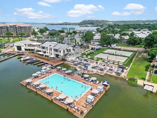 Lakeside Condo Retreat in Horseshoe Bay