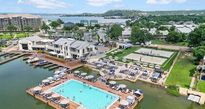 Lakeside Condo Retreat in Horseshoe Bay