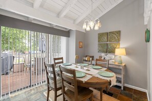 Huoneisto, useita sänkyjä, pääsy uima-altaalle, kaupunkinäköala (101 Cove West #205) | Ruokailu