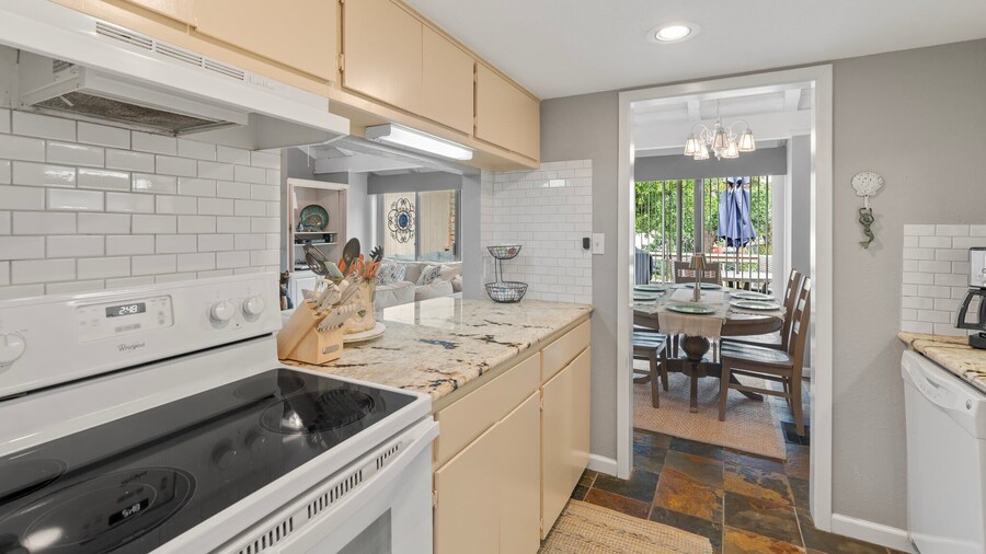 Lakeside Condo Retreat in Horseshoe Bay