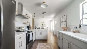 Casa, varias camas, acceso a la alberca, vista a la alberca (324 Suniland) | Cocina privada | Cafetera y tetera