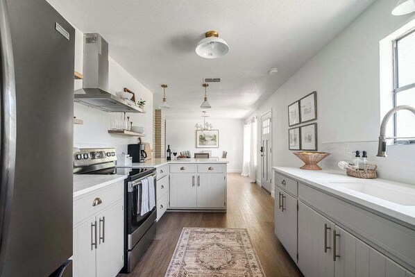 Rumah, Beberapa Tempat Tidur, akses ke kolam renang, pemandangan kolam renang (324 Suniland) | Dapur pribadi | Mesin pembuat kopi/teh